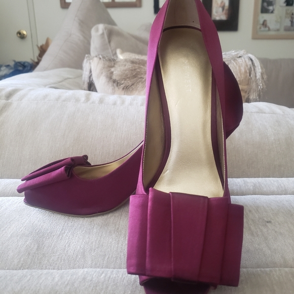 Beautiful Tuxedo Bow Style 4 inch Wine Satin Nine West Pump and Clutch Set - Picture 2 of 10